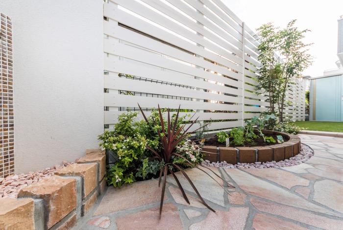 デザインウォールと人工芝で生まれ変わったナチュラルガーデン