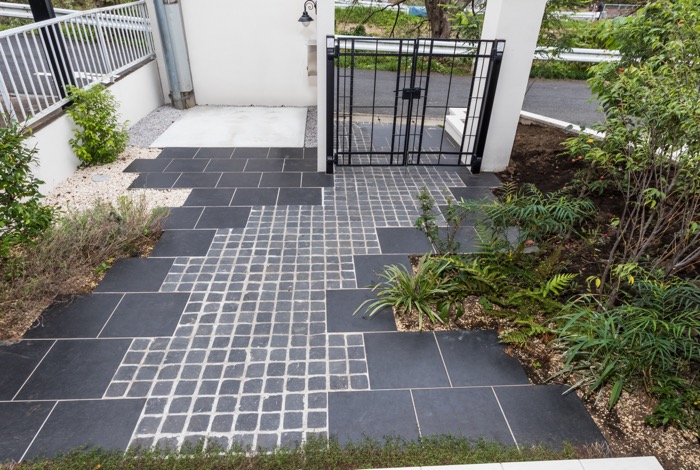 自然石と柔らかな光が紡ぐアプローチ 佐藤様邸