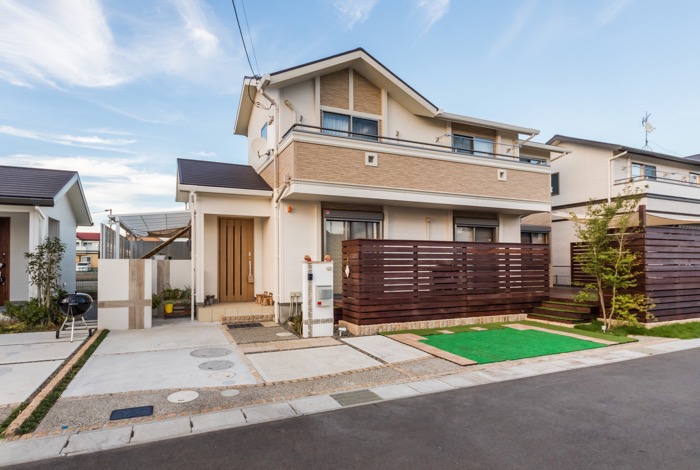 建売住宅のご新築をお引越しされる前にリガーデンした施工事例です。道路側に面したリビングルームは丸見えでカーテンが開けられない状態でしたが、ウッドデッキとウッドフェンスによってナチュラルテイストにカバーされました。