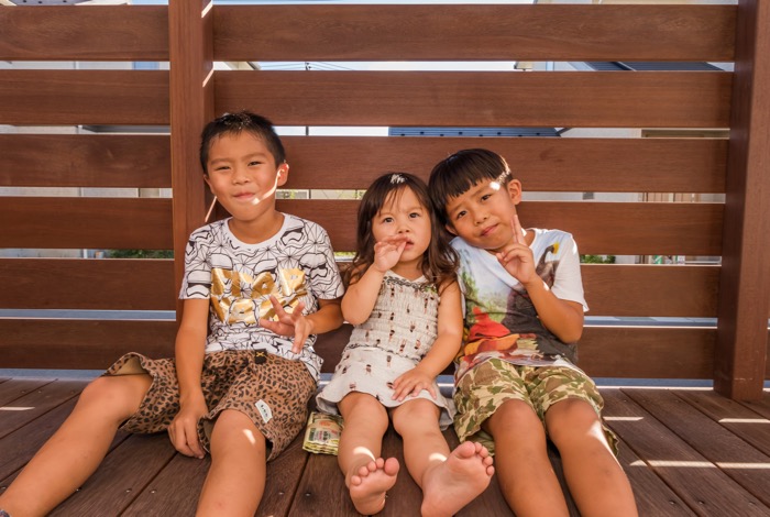 夏の日差しと一緒にウッドデッキで遊ぶお子様たち。沢山の思い出がお庭で出来そうですね。