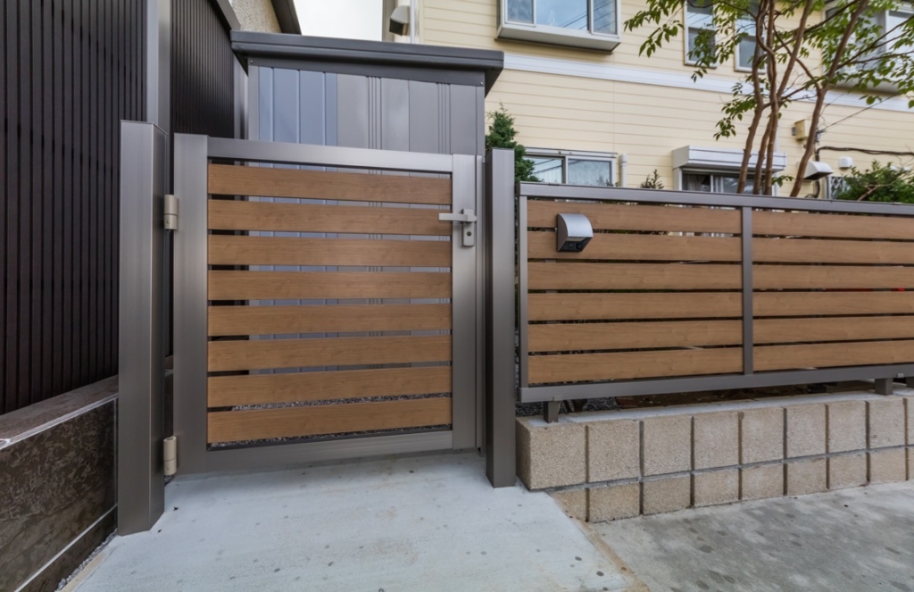 コンパクトなフォルムで狭小地や勝手口にぴったりな片開きタイプの門扉