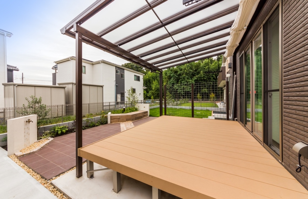 terrasse-ouverte-foyer-chaise-bois-table-carree