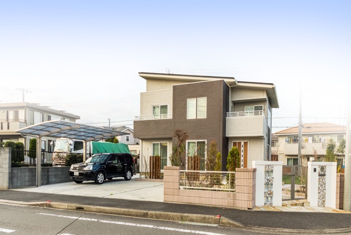 エクステリアを自然石で彩り雑草問題を一挙解決 佐野様邸