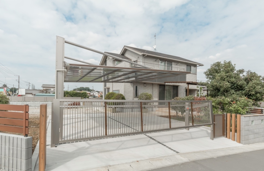 開閉もリモコンでワンタッチ お手軽に車を守るオーバードア