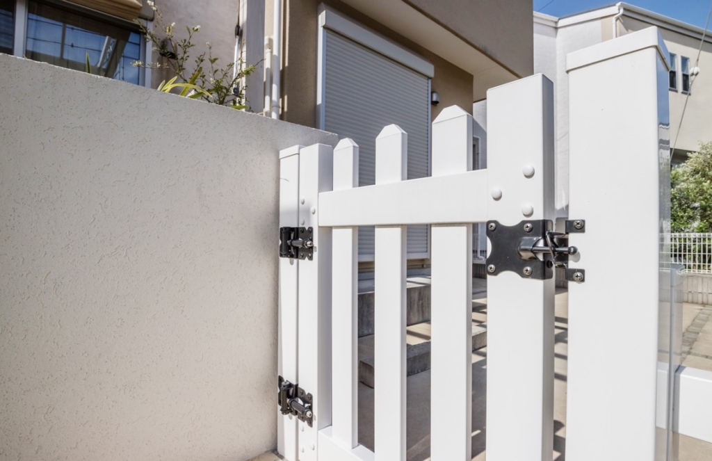 コンパクトなフォルムで狭小地や勝手口にぴったりな片開きタイプの門扉