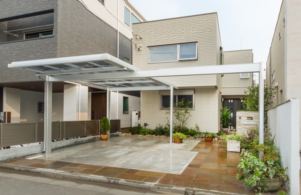 強い風雨や豪雪でも安心の 両支持型カーポート