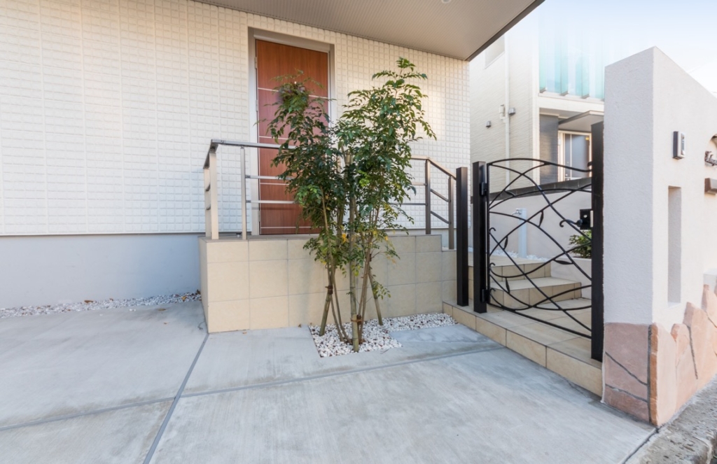 コンパクトなフォルムで狭小地や勝手口にぴったりな片開きタイプの門扉