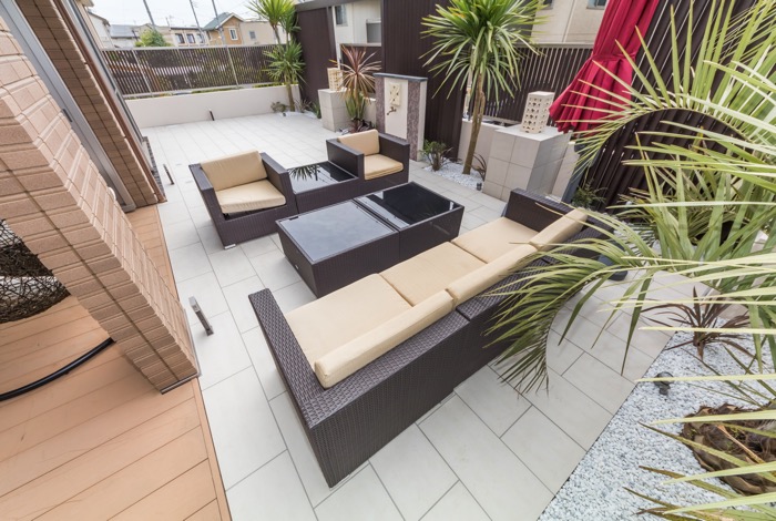 さまざまなシ ンに統一感を与えるタイルデッキ