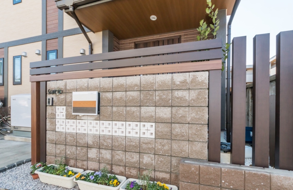 多種多様なデザインの起点になる 化粧ブロックを使ったデザインウォール