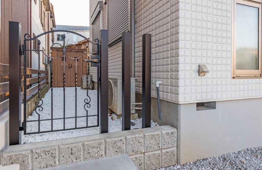 コンパクトなフォルムで狭小地や勝手口にぴったりな片開きタイプの門扉