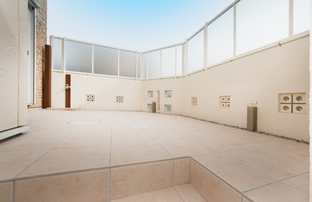 お庭の価値をワンランクアップさせるアイテム タイルテラス