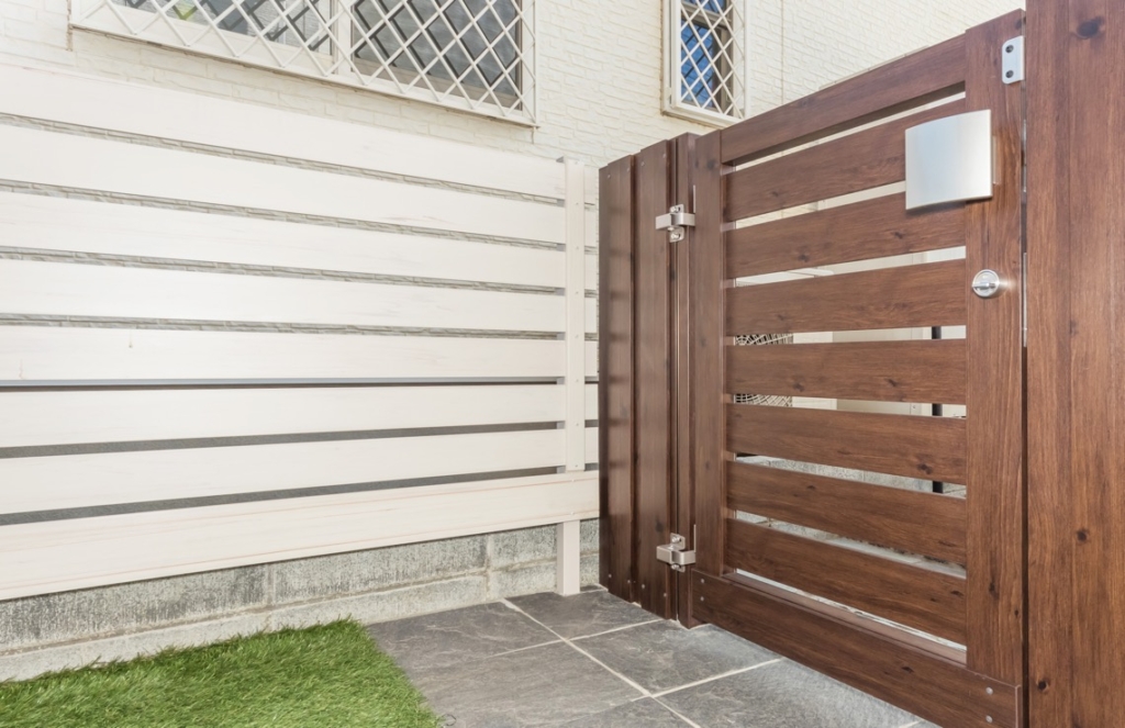 コンパクトなフォルムで狭小地や勝手口にぴったりな片開きタイプの門扉