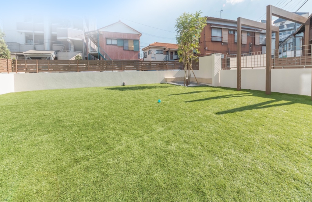 人工芝を取り入れて いつまでも変わらない美しさをお庭に