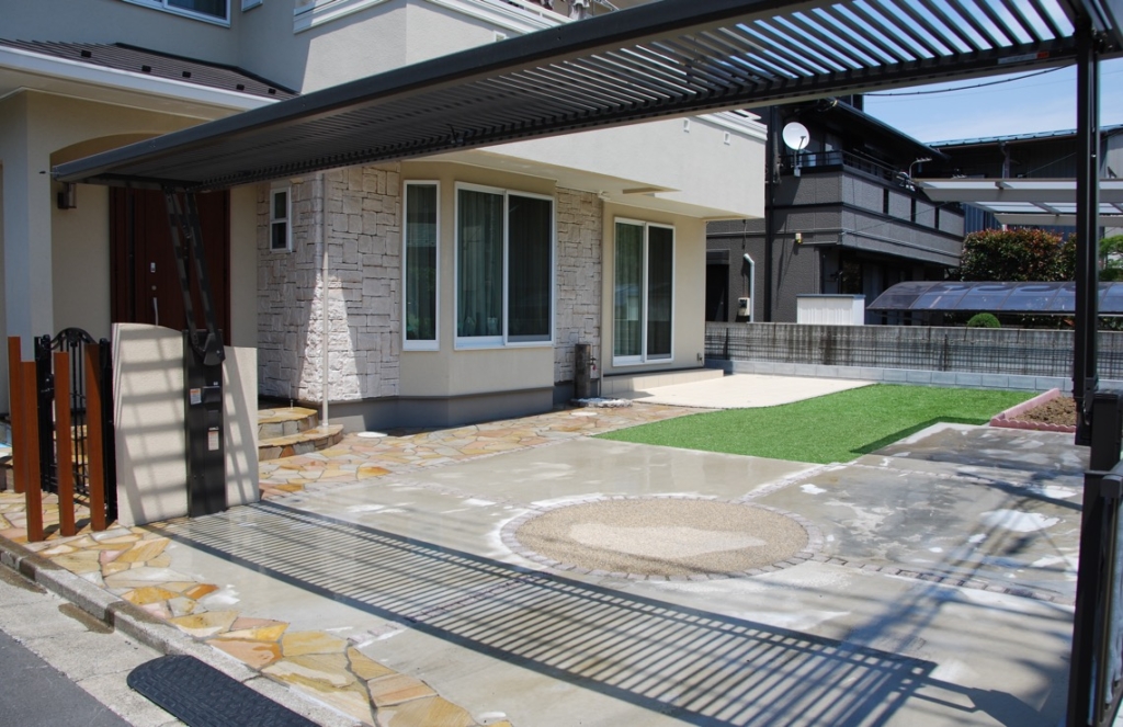 開閉もリモコンでワンタッチ お手軽に車を守るオーバードア