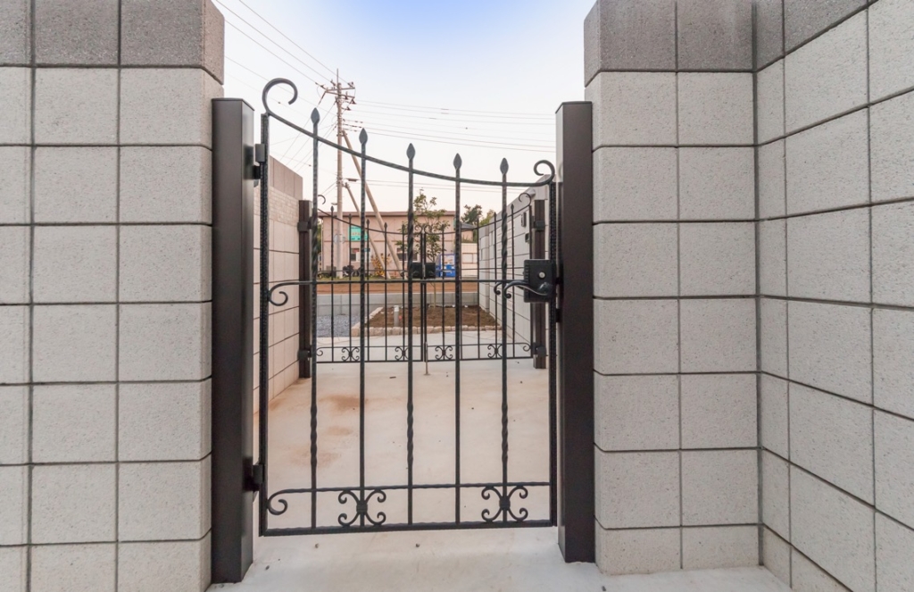 コンパクトなフォルムで狭小地や勝手口にぴったりな片開きタイプの門扉