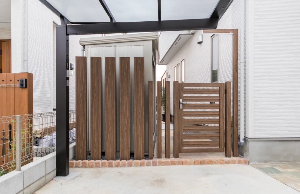 コンパクトなフォルムで狭小地や勝手口にぴったりな片開きタイプの門扉