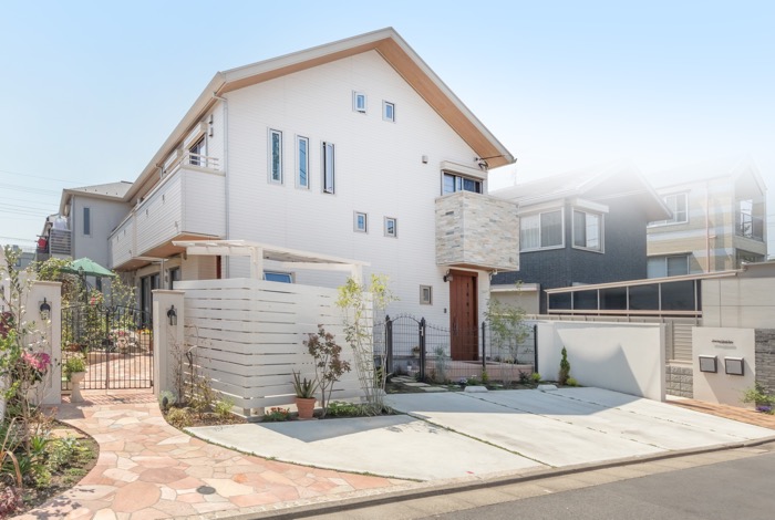 施主様とその息子さん夫婦、更には賃貸用の2世帯住宅をカバーするナチュラルテイストなエクステリアを造作しました。広い敷地をそれぞれのご家族が使いやすく、またガーデニングで楽しめるようなデザインが特徴です。