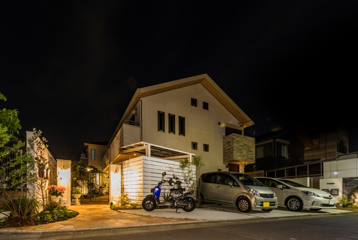 ガーデンライトに照らされた植栽からは、夜ならではの美しさが感じられますね。