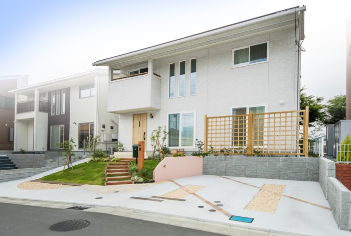 建物がセットバックしてあるので、前庭が広く使える鹿谷様邸。奥様のお好みでナチュラルモダンに仕上げたファサードは、自然を感じられるアイテムで一杯です。