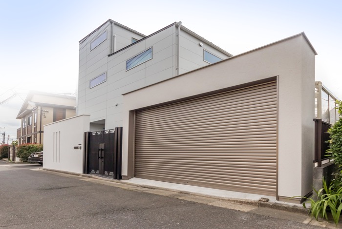 理想の二世帯住宅を建てられた西田様。最高の住まいの最後のピースは、シンプルモダンなフォルムが印象的なツートンカラーのエクステリアです。