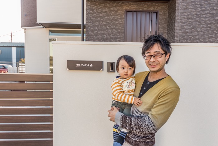 小さいお子様がいらっしゃるご家庭にとって、クローズ外構は安心を感じられるタイプのデザインです。段差や通りの交通量の問題に配慮したお庭になりました。
