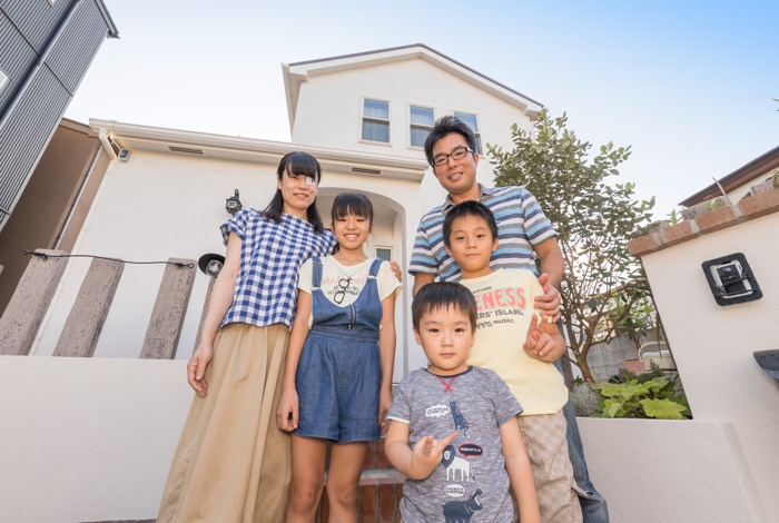 生まれ変わったお庭の前で記念撮影。ご家族皆さんが満足できるエクステリアが完成しました。