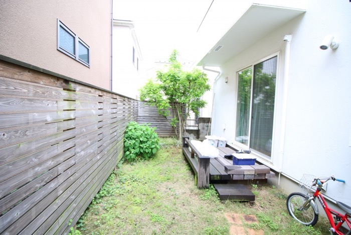広いお庭をお休みの度に維持管理するのは、なかなか継続が難しいものです。今回リガーデンをしました石村様邸も、植栽の手入れがなかなか追いつかず大変なご様子でした。