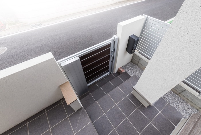 最小のスペースでスライド門扉は開閉が可能