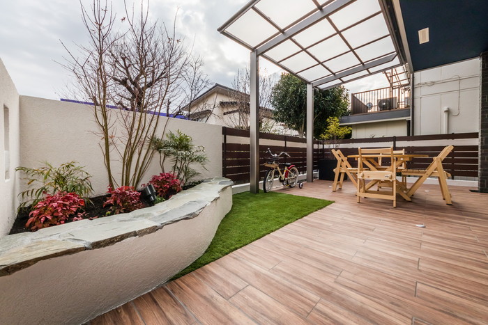 テラス屋根でお庭をリビングのような空間に