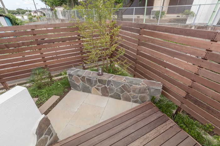 ウッドフェンスや自然石でペンション風に ウッドフェンスや自然石でペンション風に