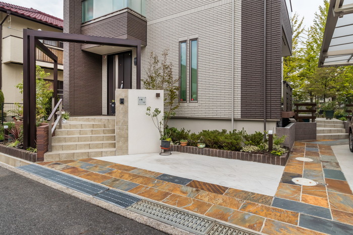 斜めに配置したゲートとサビ色の天然石が織りなすオープンエクステリア 小嶋様邸 癒樹工房 ゆうきこうぼう