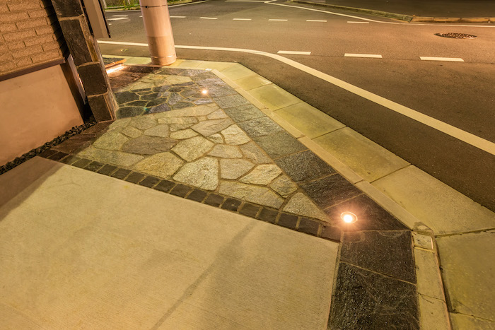 角地のメリットを活かしたエクステリアはシックな佇まいに 渡邊様邸 癒樹工房 ゆうきこうぼう 角地のメリットを活かしたエクステリアはシックな佇まいに 渡邊様邸 癒樹工房 ゆうきこうぼう