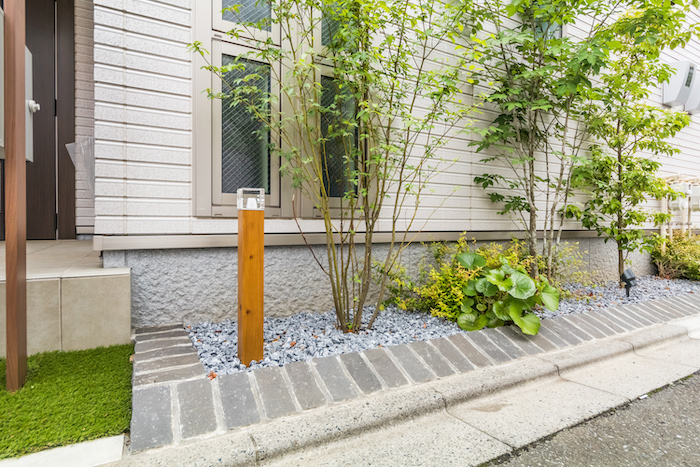 植栽が賑わうアプローチで季節の移ろいを身近に感じるエクステリア 岡田様邸