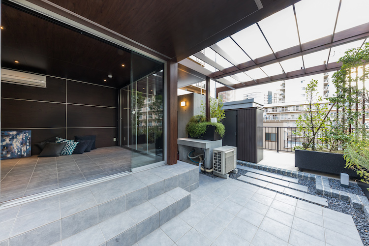 都会の喧騒から離れられる屋上の隠れ家リゾートエクステリア 杉山様邸