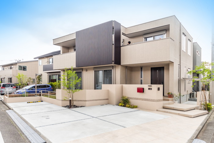 角地に建つシンプルモダンなセミクローズエクステリア