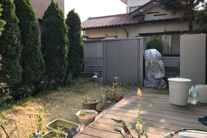 手つかずで雑草だらけだった庭から 明るく洗練された憩いの場へ 手つかずで雑草だらけだった庭から 明るく洗練された憩いの場へ