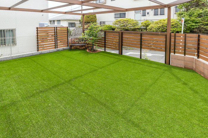 人とワンコに優しい工夫を ミニドッグランのある庭